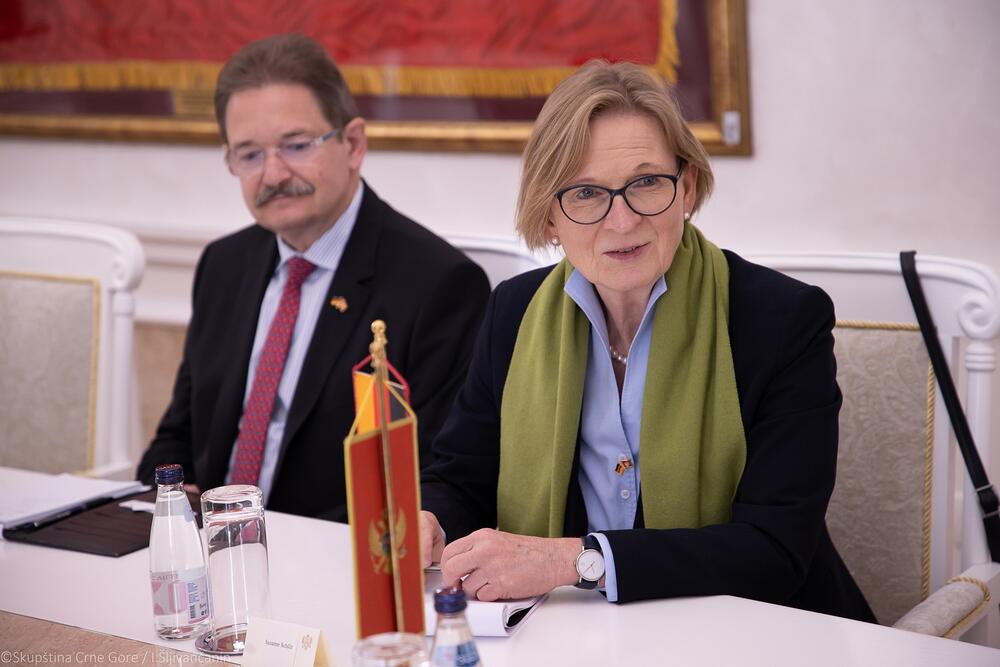 <p>Đurović je, na sastanku sa izaslanicom Ministarstva vanjskih poslova Njemačke Suzan Šuc, izrazila zadovoljstvo rezultatima Samita lidera Berlinskog procesa, te potpisivanjem tri regionalna sporazuma</p>