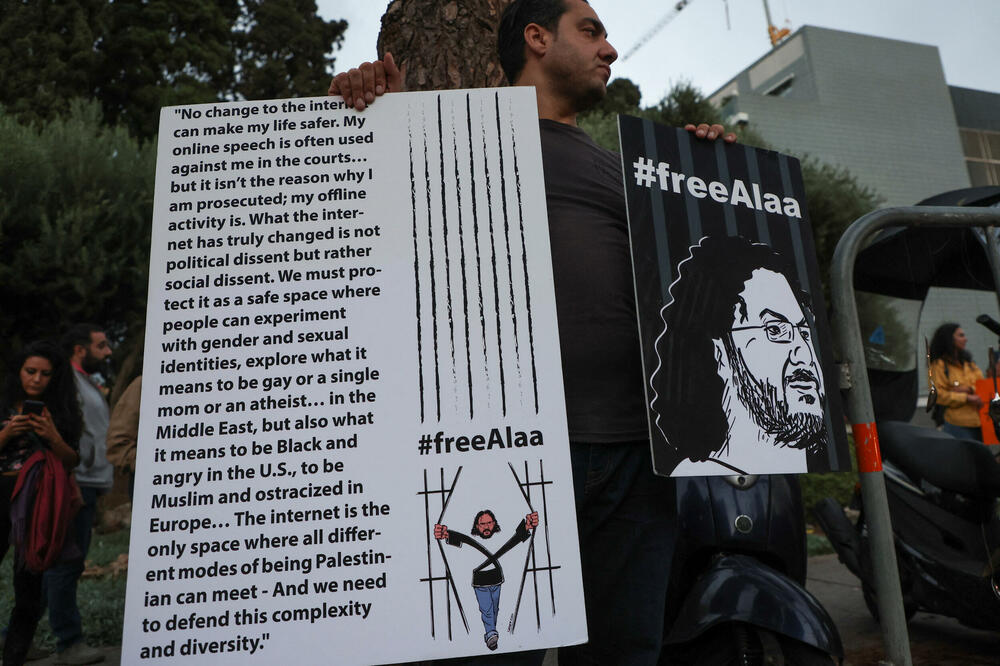 Demonstrant drži plakate i zahtijeva oslobađanje Alae Abdela Fataha, Foto: Reuters