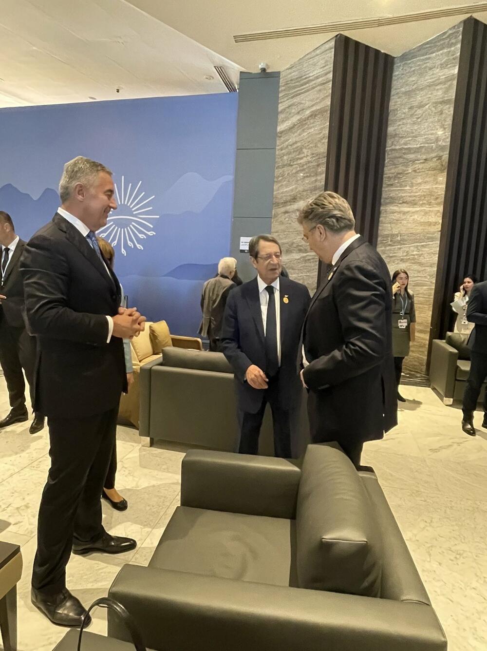 <p>Predsjednik Crnne Gore se sreo sa premijerima Španije i Hrvatske, predsjednicima Slovenije, Bugarske i Kipra, predsjednikom UAE,  državnim sekretarom Svete Stolice</p>