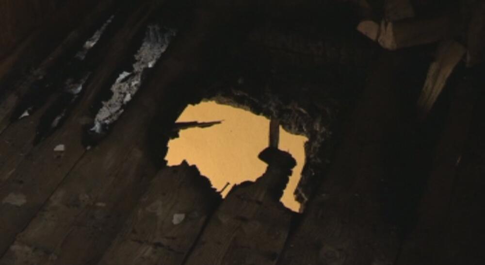 <p>Vatrenu stihiju u zgradi, čiji uzrok još nije poznat, prvo su primijetili pripadnici Centra bezbjednosti čija zgrada je nalazi u neposrednoj blizini objekta gdje je izbio požar</p>