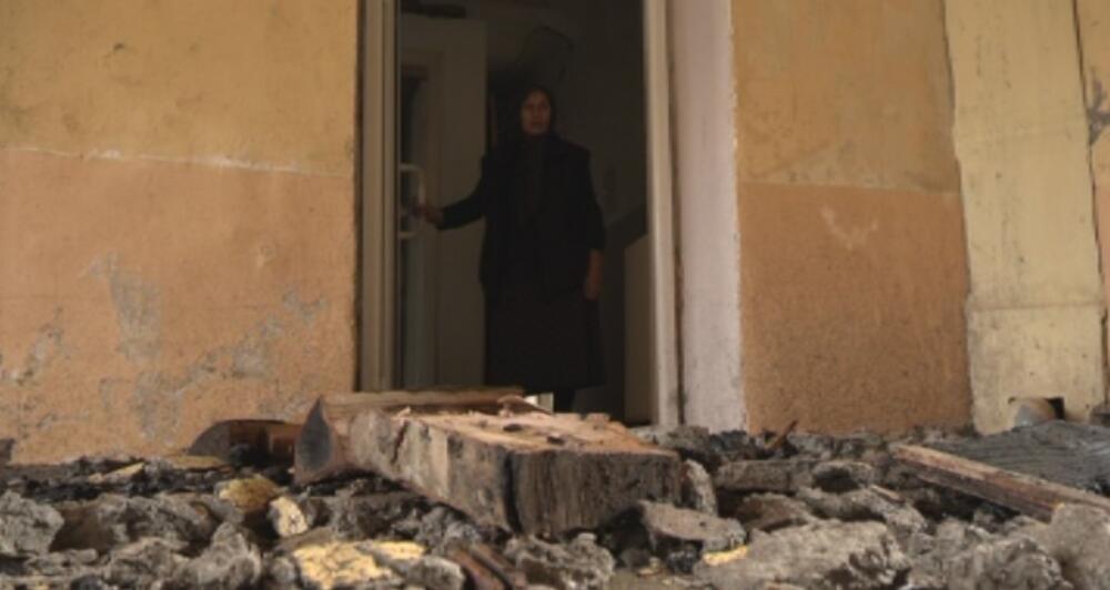 <p>Vatrenu stihiju u zgradi, čiji uzrok još nije poznat, prvo su primijetili pripadnici Centra bezbjednosti čija zgrada je nalazi u neposrednoj blizini objekta gdje je izbio požar</p>