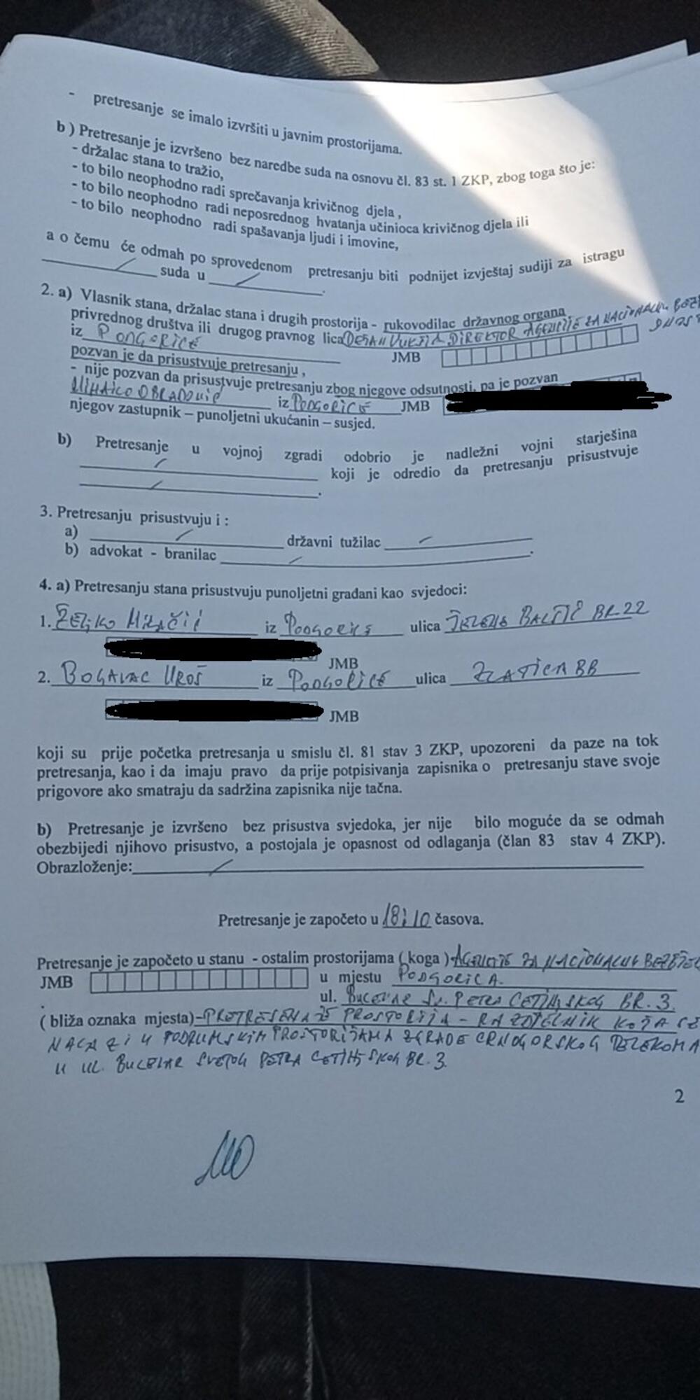 <p>Knežević je pokazao fotografije centrala i parica preko kojih je, kako tvrdi, priskuškivano u tim zgradama</p>