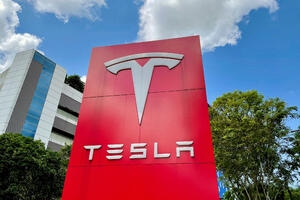 Tesla povlači više od 40.000 vozila