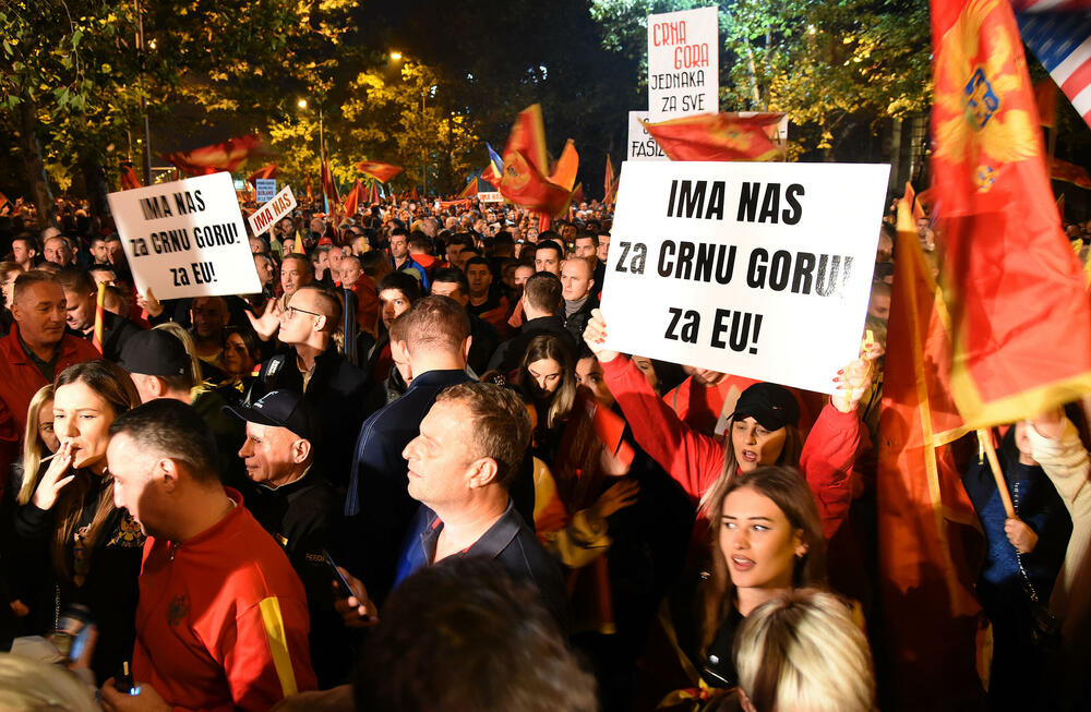 <p>U galeriji fotoreportera Vijesti pogledajte kako je bilo na protestu koji je večeras održan ispred Skupštine Crne Gore. Protest je održan pod sloganom "Ima nas".</p>