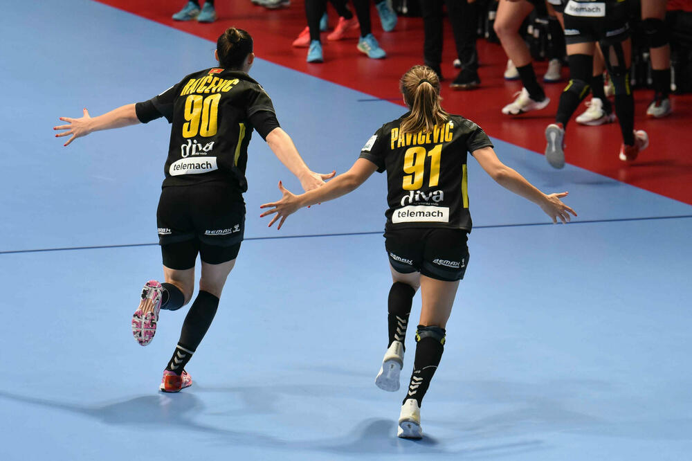 Slavlje Milene Raičević i Ivone Pavićević na utakmici sa Njemačkom, Foto: Boris Pejović