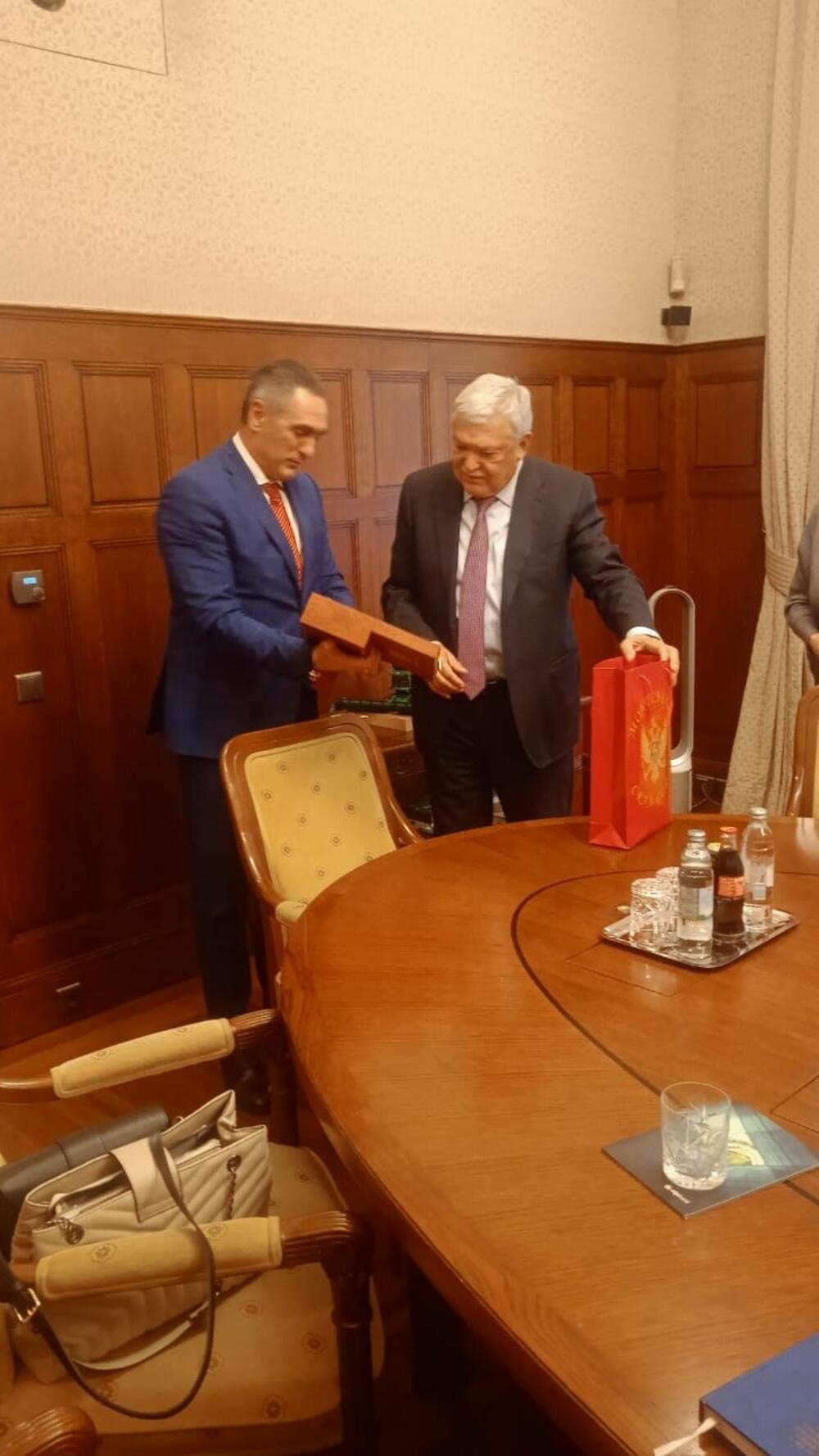 <p>"Dogovoreni su dalji koraci u konkretizaciji pojedinih projekata, sa naglaskom na mogućnost učešća mađarskih kompanija u izgradnji određenih infrastruturnih projekata u CG"</p>