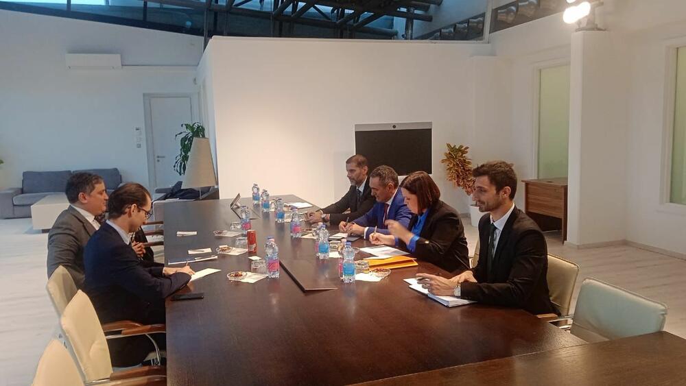 <p>"Dogovoreni su dalji koraci u konkretizaciji pojedinih projekata, sa naglaskom na mogućnost učešća mađarskih kompanija u izgradnji određenih infrastruturnih projekata u CG"</p>