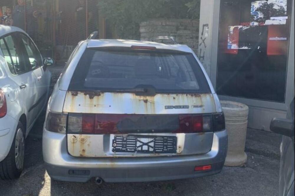 Jedno od starih auta na ulicama Tivta, Foto: Opština Tivat