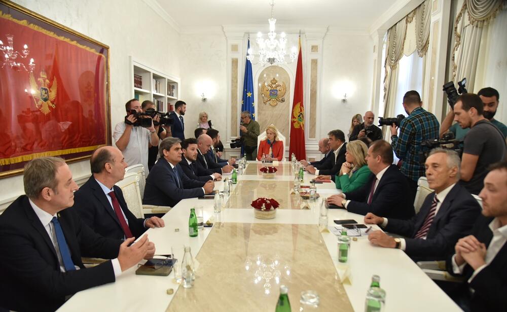 Sa sastanka u parlamentu