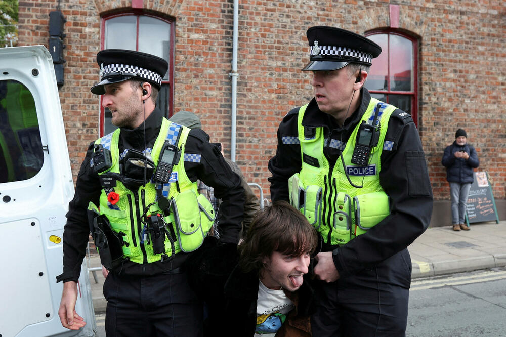 Privođenje mladića, Foto: Reuters