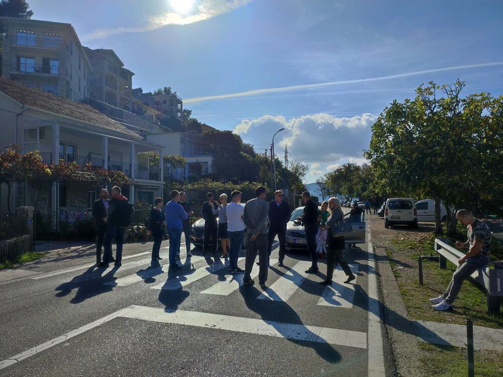 <p>Protestno okupljanje nekoliko desetina mještana Lepetana i blokadu magistrale koja je produžena u odnosu na prošlonedjeljni protest, pa je trajala pola sata duže – do 13.30 časova, obezbjeđivali su pripadnici policije</p>