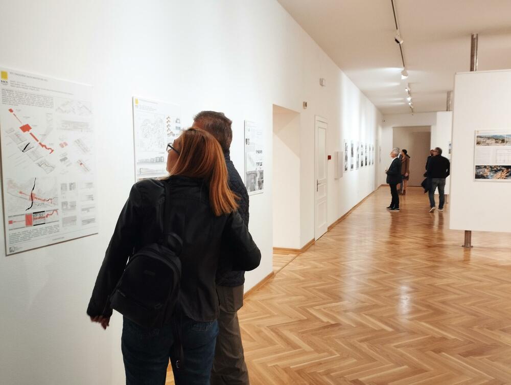 <p>Projekat Osnovne škole “Novka Ubović” u Tološima u Podgorici čiji su autori Biro “81.000”, Ivan Jovićević i Dušan Đurović, osvojio je Grand Prix nagradu jednoglasnom odlukom žirija</p>