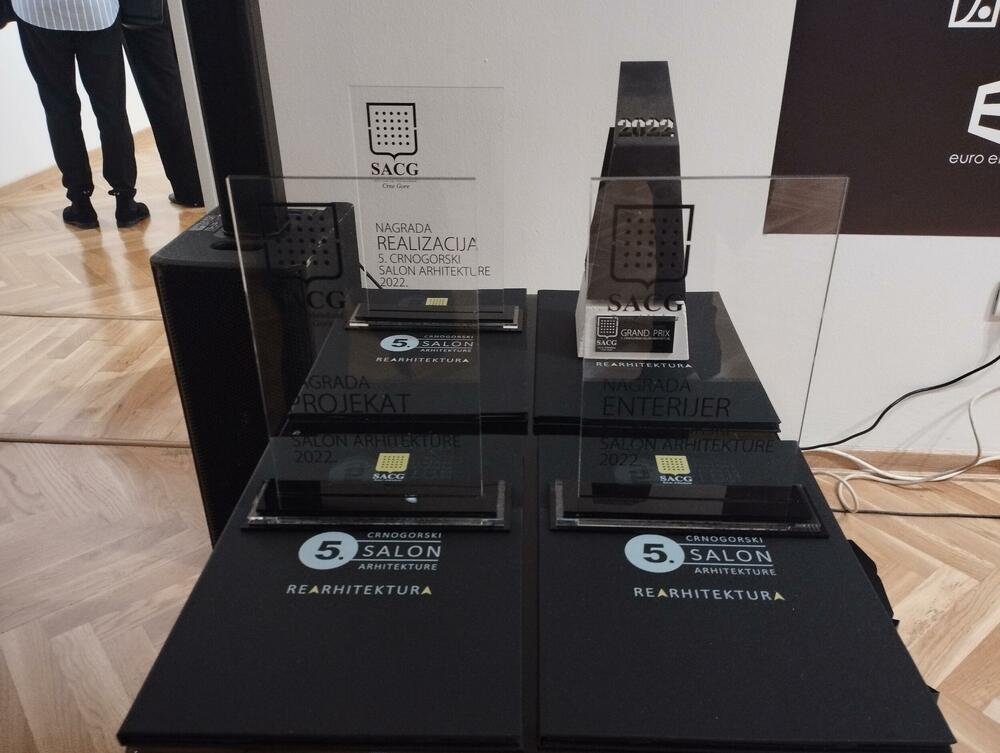 <p>Projekat Osnovne škole “Novka Ubović” u Tološima u Podgorici čiji su autori Biro “81.000”, Ivan Jovićević i Dušan Đurović, osvojio je Grand Prix nagradu jednoglasnom odlukom žirija</p>