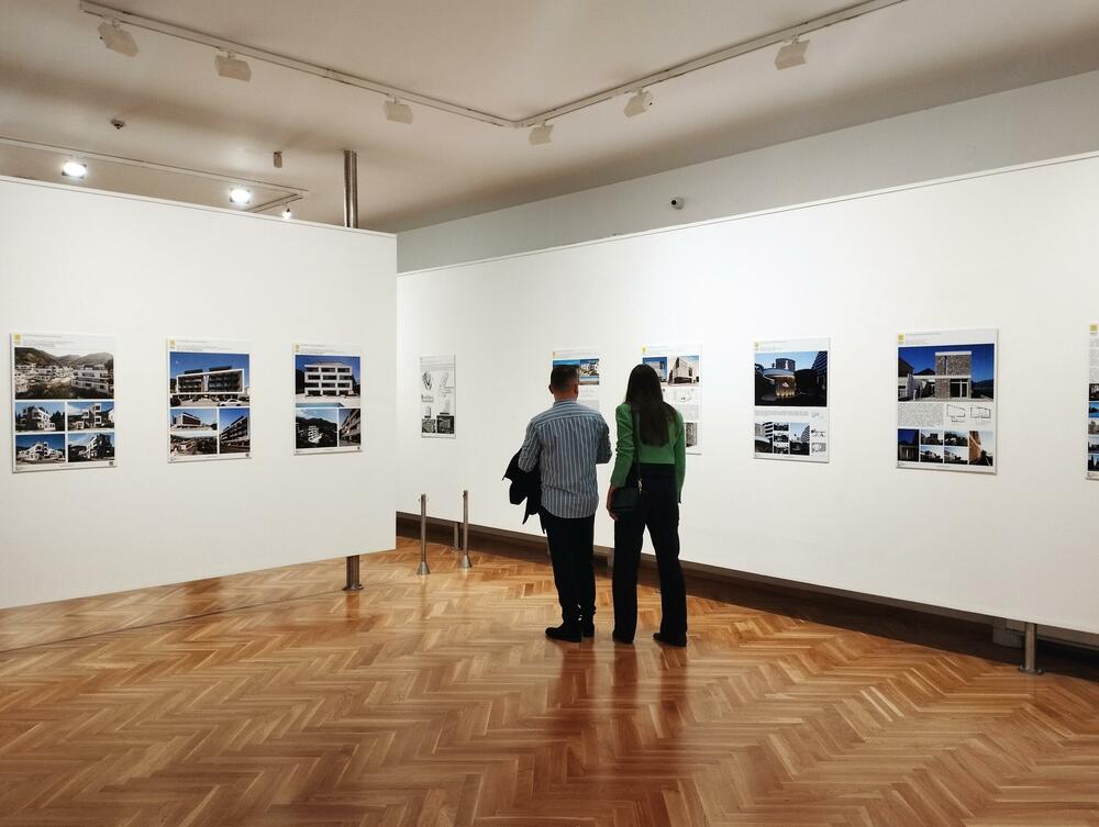 <p>Projekat Osnovne škole “Novka Ubović” u Tološima u Podgorici čiji su autori Biro “81.000”, Ivan Jovićević i Dušan Đurović, osvojio je Grand Prix nagradu jednoglasnom odlukom žirija</p>