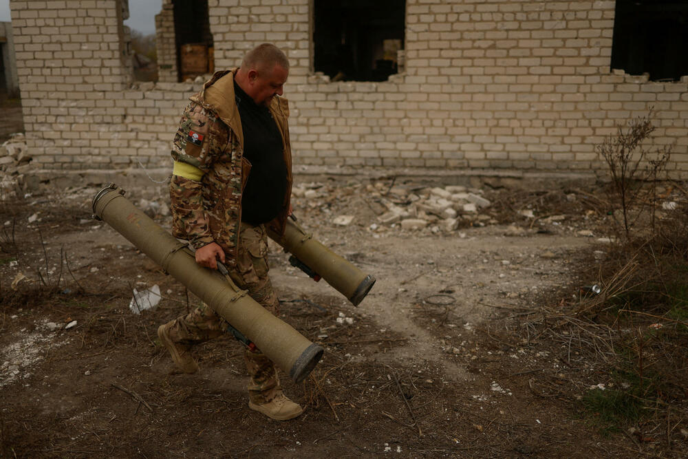 Ukrajinski vojnik na bivšoj poziciji ruskih snaga u selu Blagodatne