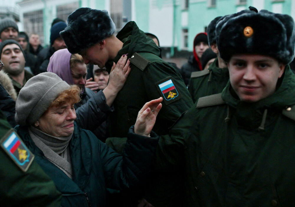 Ruski regruti se pozdravljaju sa rodbinom pred odlazak u garnizone