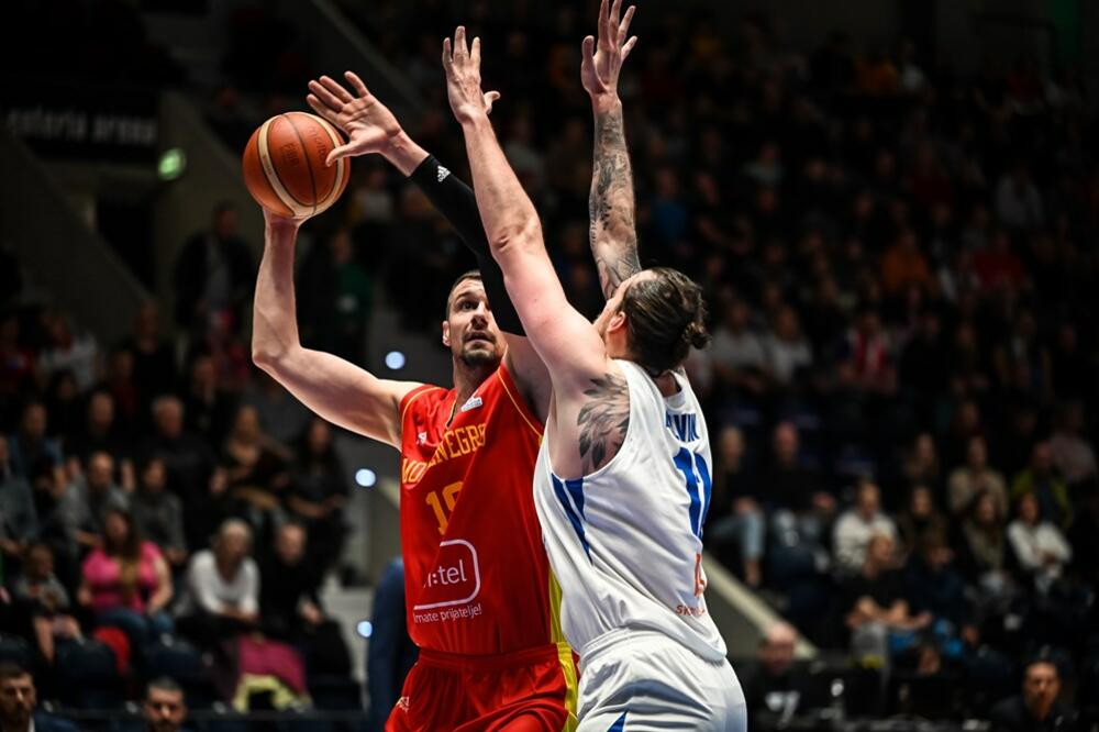 Zoran Nikolić u duelu sa Balvinom, Foto: FIBA
