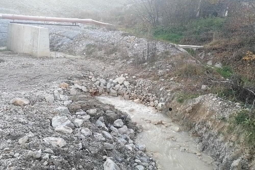 Betonski tunel kroz koji ide zagađeni potok, Foto: Privatna arhiva