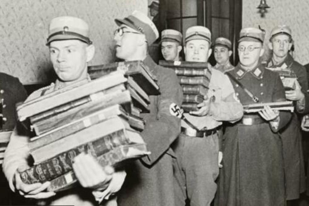 Nacistički vojnici odnose knjige na lomače, Foto: YAD VASHEM PHOTO ARCHIVE