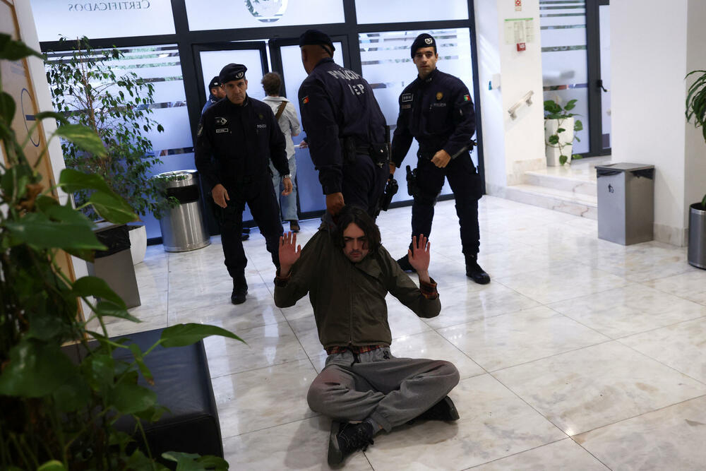 <p>Policajci su demonstrante izvukli iz zgrade. Portugalska televizija RTP javila je da je ministar napustio zgradu na sporedna vrata</p>