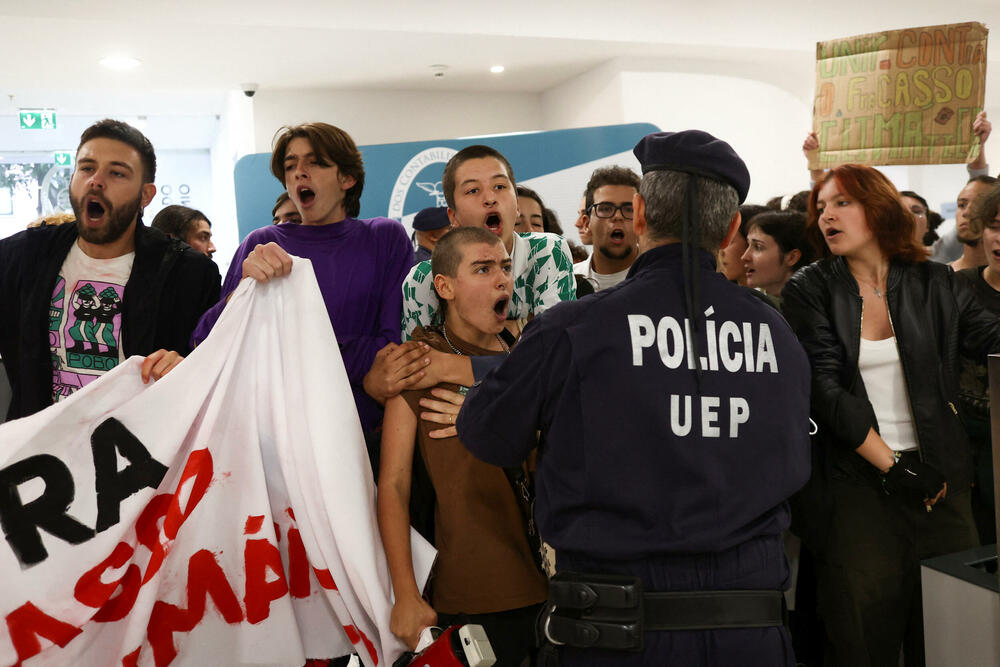 <p>Policajci su demonstrante izvukli iz zgrade. Portugalska televizija RTP javila je da je ministar napustio zgradu na sporedna vrata</p>