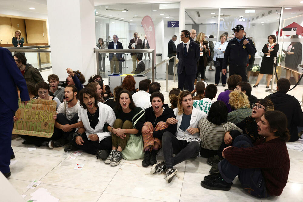 <p>Policajci su demonstrante izvukli iz zgrade. Portugalska televizija RTP javila je da je ministar napustio zgradu na sporedna vrata</p>