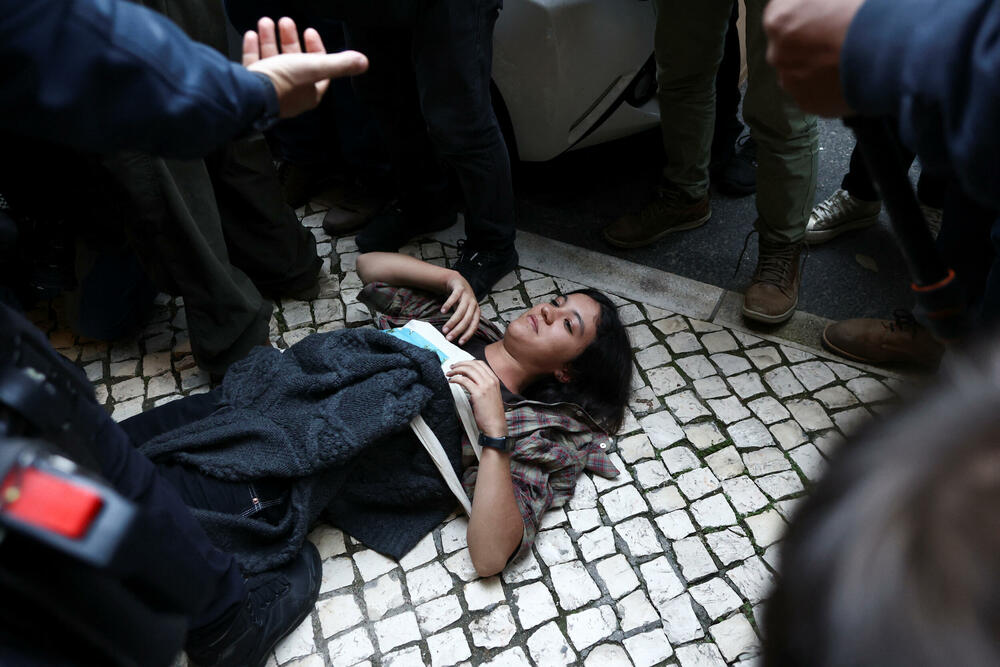 <p>Policajci su demonstrante izvukli iz zgrade. Portugalska televizija RTP javila je da je ministar napustio zgradu na sporedna vrata</p>