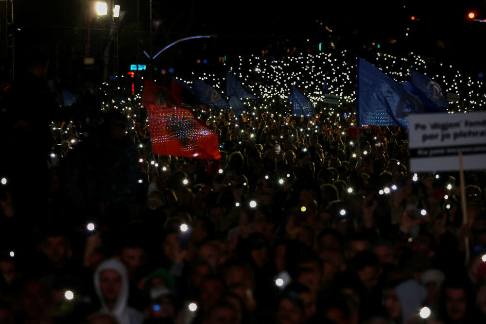 <p>Neki su zapalili svijeće u znak sjećanja na dvojicu muškaraca koji su, prema riječima opozicije, poginuli dok su bili u policijskom pritvoru</p>