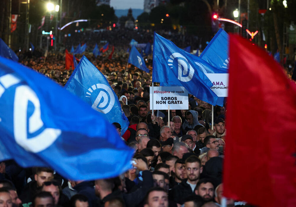 <p>Neki su zapalili svijeće u znak sjećanja na dvojicu muškaraca koji su, prema riječima opozicije, poginuli dok su bili u policijskom pritvoru</p>