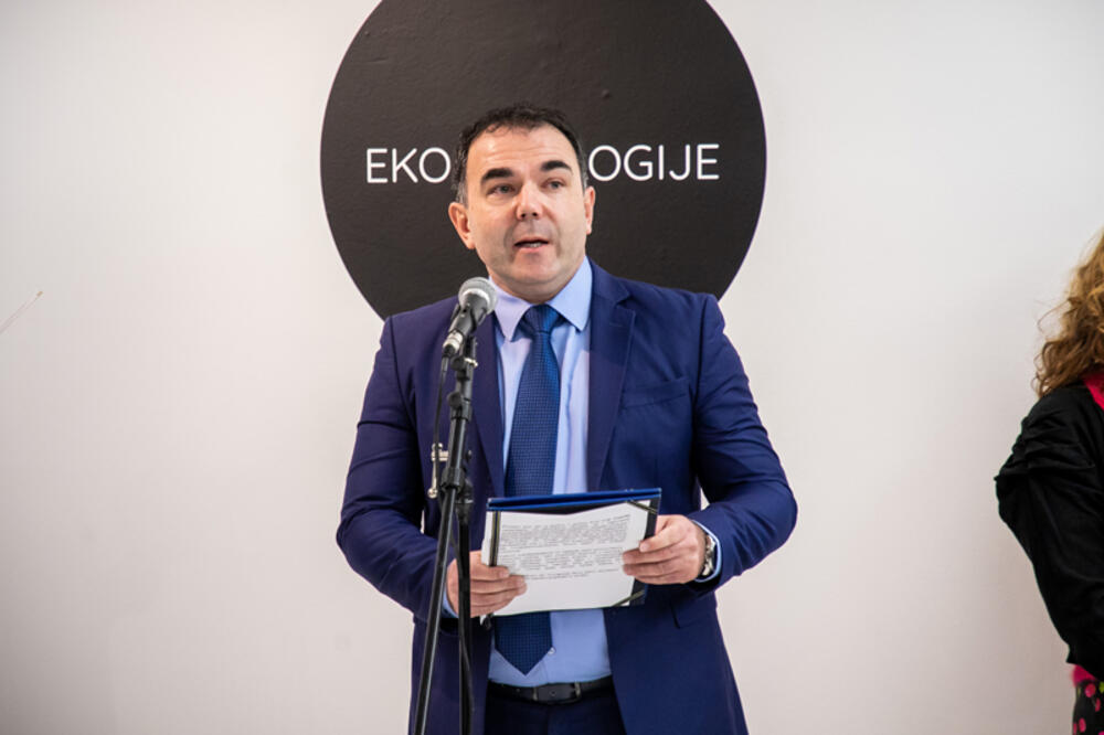 <p>Umjetnik Darko Vučković dobitnik je Grand prix za rad "Meke forme"</p>