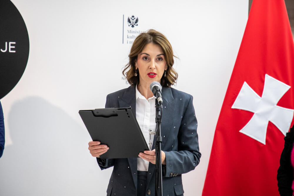 <p>Umjetnik Darko Vučković dobitnik je Grand prix za rad "Meke forme"</p>