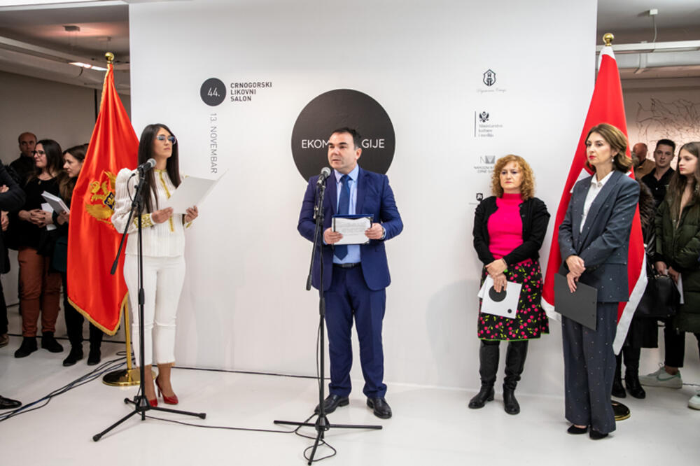 <p>Umjetnik Darko Vučković dobitnik je Grand prix za rad "Meke forme"</p>