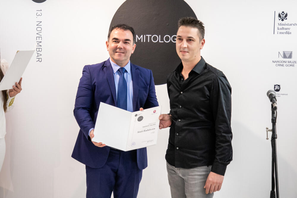 <p>Umjetnik Darko Vučković dobitnik je Grand prix za rad "Meke forme"</p>