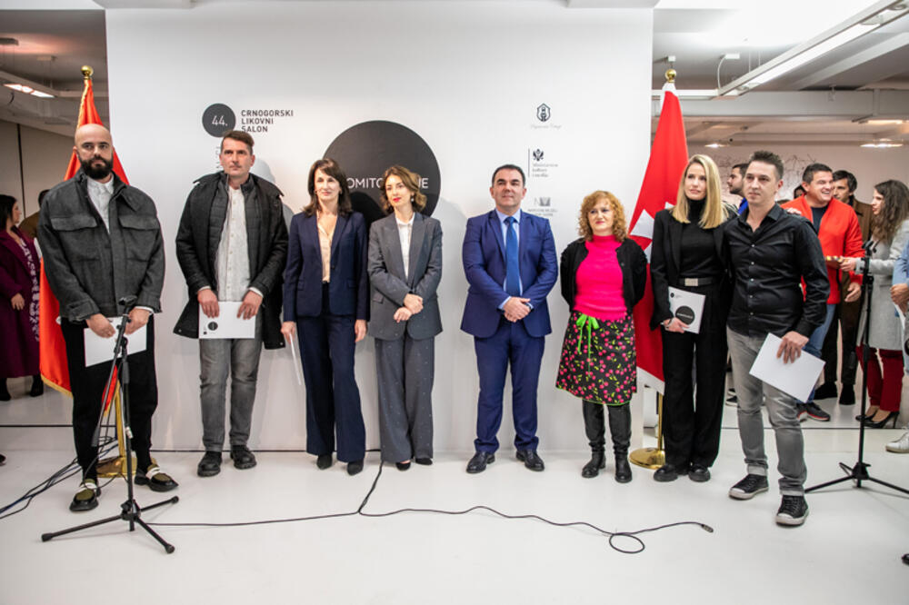 <p>Umjetnik Darko Vučković dobitnik je Grand prix za rad "Meke forme"</p>