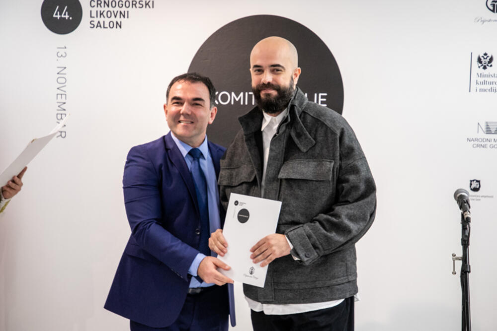 <p>Umjetnik Darko Vučković dobitnik je Grand prix za rad "Meke forme"</p>