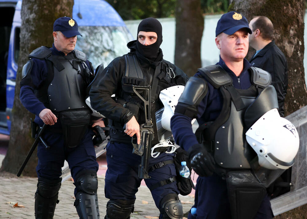 <p>Neki su zapalili svijeće u znak sjećanja na dvojicu muškaraca koji su, prema riječima opozicije, poginuli dok su bili u policijskom pritvoru</p>