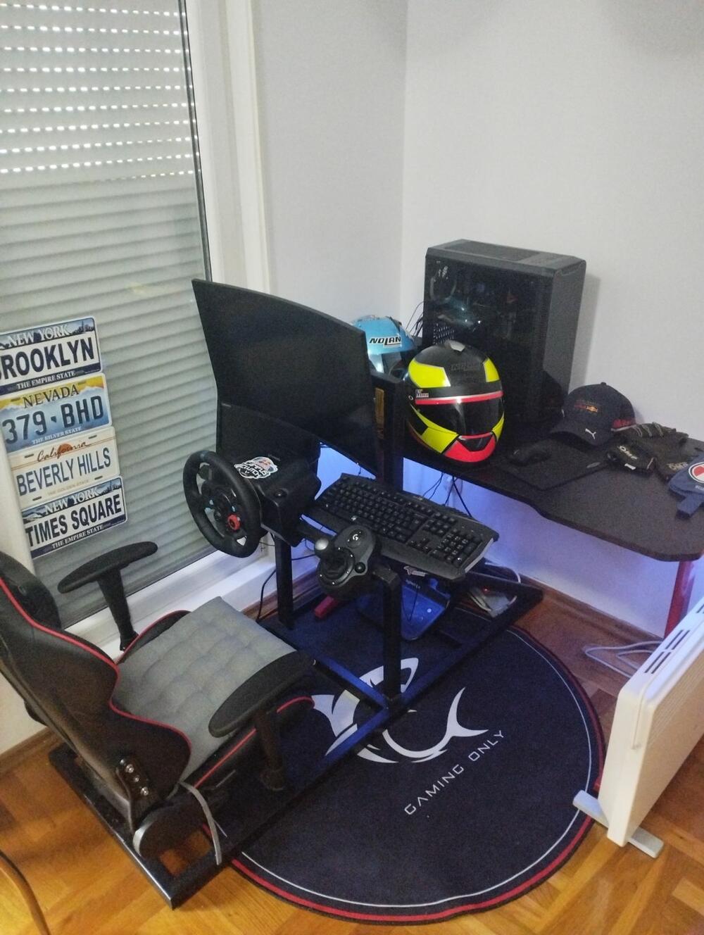 Simulator na kojem Roganović vozi trke