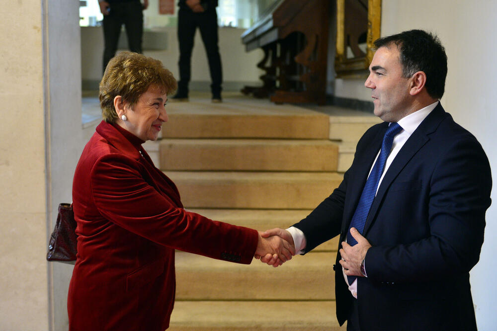 <p>"Upravo iz našeg grada devedestih godina prošlog vijeka povedena je najsnažnija antiratna kampanja protiv nepravednog razaranja gradova i država i uništavanja ljudskih života", rekao je gradonačelnik Prijestonice Cetinje, Nikola Đurašković</p>