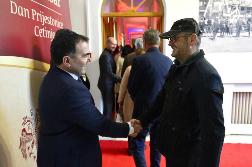 <p>"Upravo iz našeg grada devedestih godina prošlog vijeka povedena je najsnažnija antiratna kampanja protiv nepravednog razaranja gradova i država i uništavanja ljudskih života", rekao je gradonačelnik Prijestonice Cetinje, Nikola Đurašković</p>
