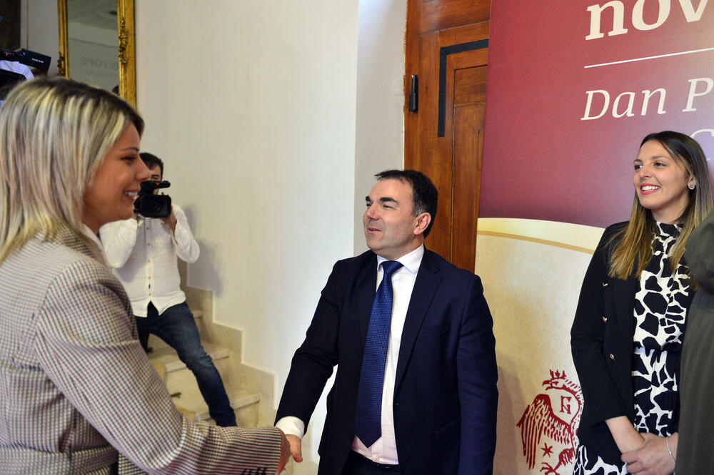 <p>"Upravo iz našeg grada devedestih godina prošlog vijeka povedena je najsnažnija antiratna kampanja protiv nepravednog razaranja gradova i država i uništavanja ljudskih života", rekao je gradonačelnik Prijestonice Cetinje, Nikola Đurašković</p>