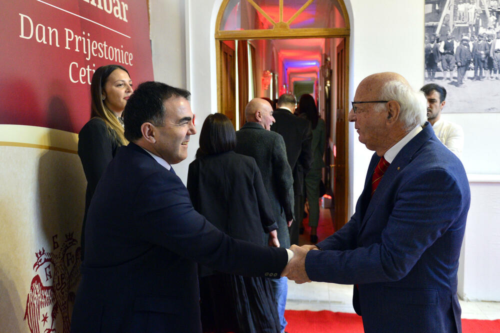 <p>"Upravo iz našeg grada devedestih godina prošlog vijeka povedena je najsnažnija antiratna kampanja protiv nepravednog razaranja gradova i država i uništavanja ljudskih života", rekao je gradonačelnik Prijestonice Cetinje, Nikola Đurašković</p>