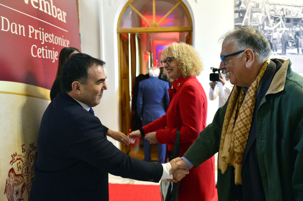 <p>"Upravo iz našeg grada devedestih godina prošlog vijeka povedena je najsnažnija antiratna kampanja protiv nepravednog razaranja gradova i država i uništavanja ljudskih života", rekao je gradonačelnik Prijestonice Cetinje, Nikola Đurašković</p>