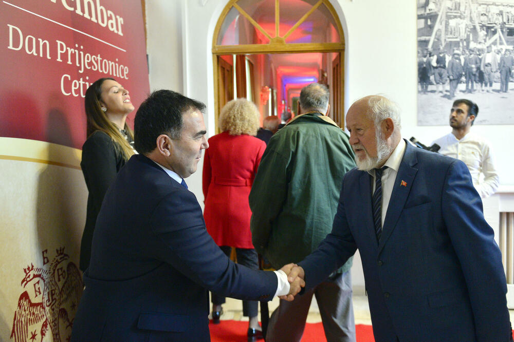 <p>"Upravo iz našeg grada devedestih godina prošlog vijeka povedena je najsnažnija antiratna kampanja protiv nepravednog razaranja gradova i država i uništavanja ljudskih života", rekao je gradonačelnik Prijestonice Cetinje, Nikola Đurašković</p>