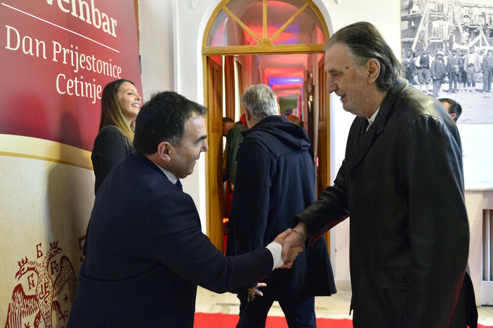 <p>"Upravo iz našeg grada devedestih godina prošlog vijeka povedena je najsnažnija antiratna kampanja protiv nepravednog razaranja gradova i država i uništavanja ljudskih života", rekao je gradonačelnik Prijestonice Cetinje, Nikola Đurašković</p>