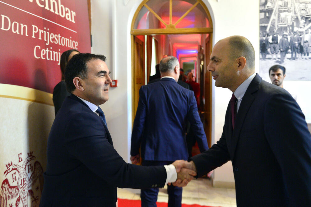 <p>"Upravo iz našeg grada devedestih godina prošlog vijeka povedena je najsnažnija antiratna kampanja protiv nepravednog razaranja gradova i država i uništavanja ljudskih života", rekao je gradonačelnik Prijestonice Cetinje, Nikola Đurašković</p>