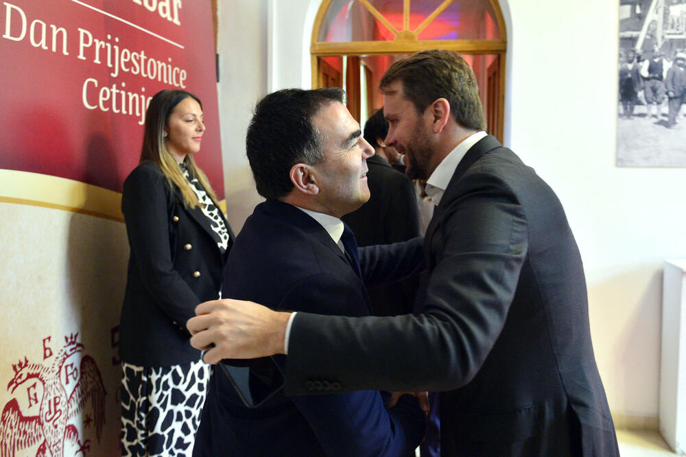 <p>"Upravo iz našeg grada devedestih godina prošlog vijeka povedena je najsnažnija antiratna kampanja protiv nepravednog razaranja gradova i država i uništavanja ljudskih života", rekao je gradonačelnik Prijestonice Cetinje, Nikola Đurašković</p>