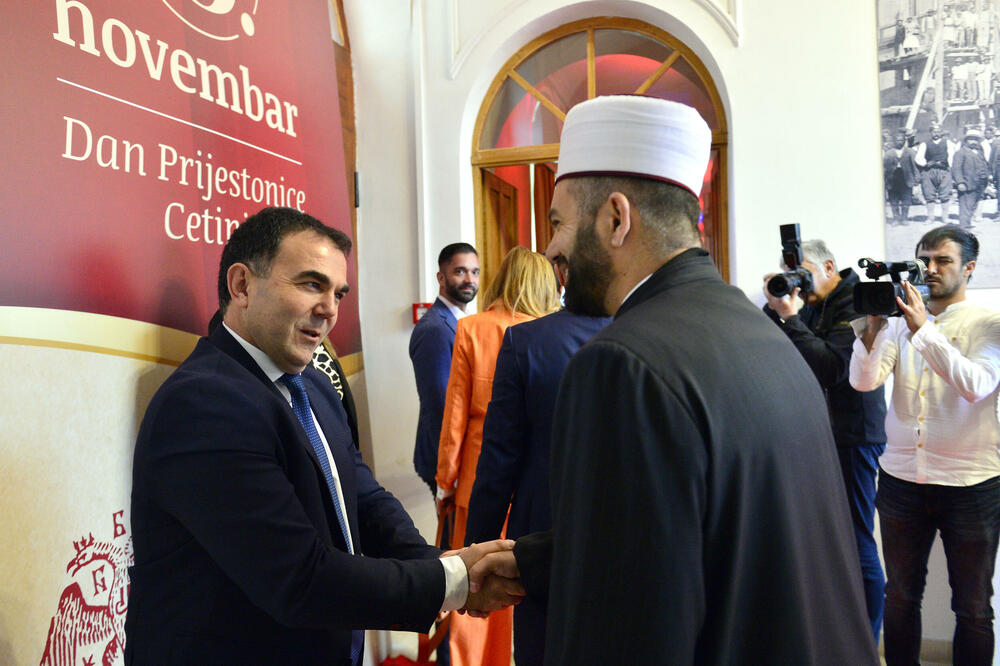 <p>"Upravo iz našeg grada devedestih godina prošlog vijeka povedena je najsnažnija antiratna kampanja protiv nepravednog razaranja gradova i država i uništavanja ljudskih života", rekao je gradonačelnik Prijestonice Cetinje, Nikola Đurašković</p>