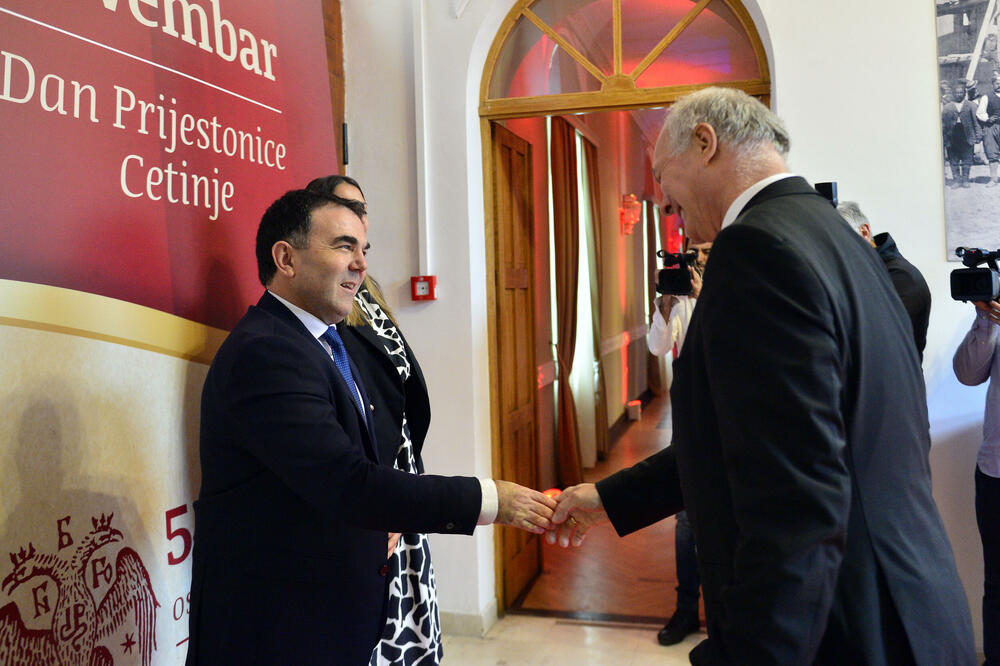 <p>"Upravo iz našeg grada devedestih godina prošlog vijeka povedena je najsnažnija antiratna kampanja protiv nepravednog razaranja gradova i država i uništavanja ljudskih života", rekao je gradonačelnik Prijestonice Cetinje, Nikola Đurašković</p>