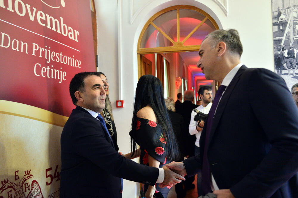 <p>"Upravo iz našeg grada devedestih godina prošlog vijeka povedena je najsnažnija antiratna kampanja protiv nepravednog razaranja gradova i država i uništavanja ljudskih života", rekao je gradonačelnik Prijestonice Cetinje, Nikola Đurašković</p>