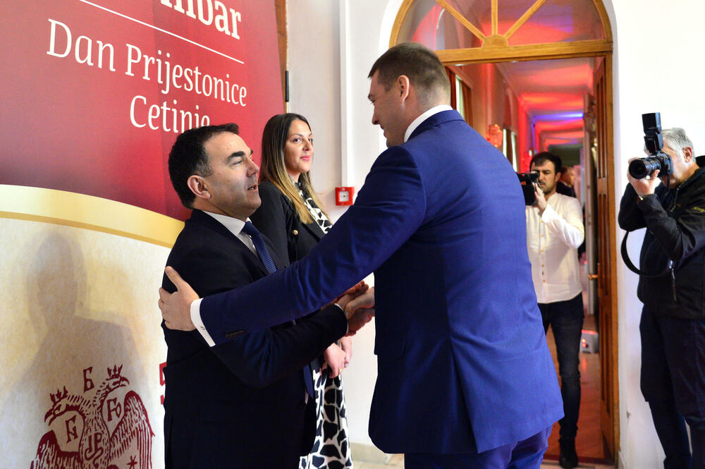 <p>"Upravo iz našeg grada devedestih godina prošlog vijeka povedena je najsnažnija antiratna kampanja protiv nepravednog razaranja gradova i država i uništavanja ljudskih života", rekao je gradonačelnik Prijestonice Cetinje, Nikola Đurašković</p>